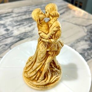 Italian Resin Figurine Sculpture Giulietta E Romeo Kissing Juliette Stunning